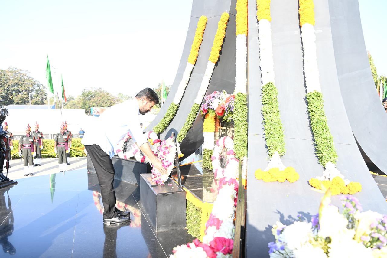 అమరవీరులకు నివాళులర్పించిన సీఎం