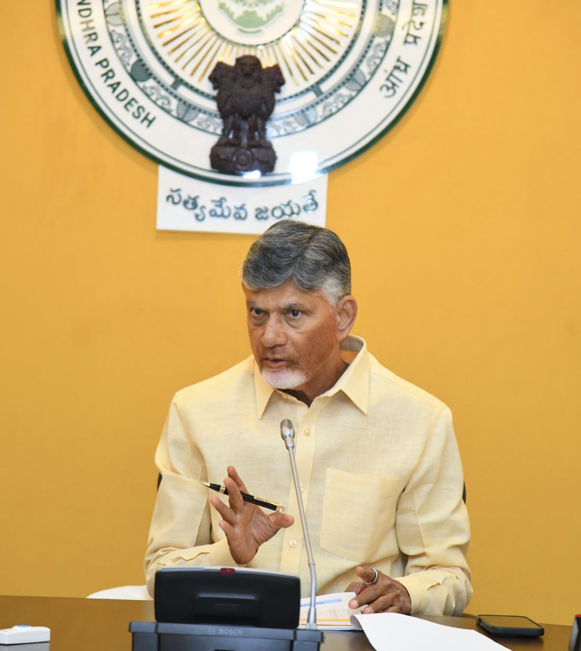స్వర్ణఆంధ్ర- స్వచ్ఛఆంధ్ర కార్యక్రమాన్ని ప్రారభించిన సిఎం స్వర్ణఆంధ్ర- స్వచ్ఛఆంధ్ర కార్యక్రమాన్ని ప్రారభించిన సిఎం