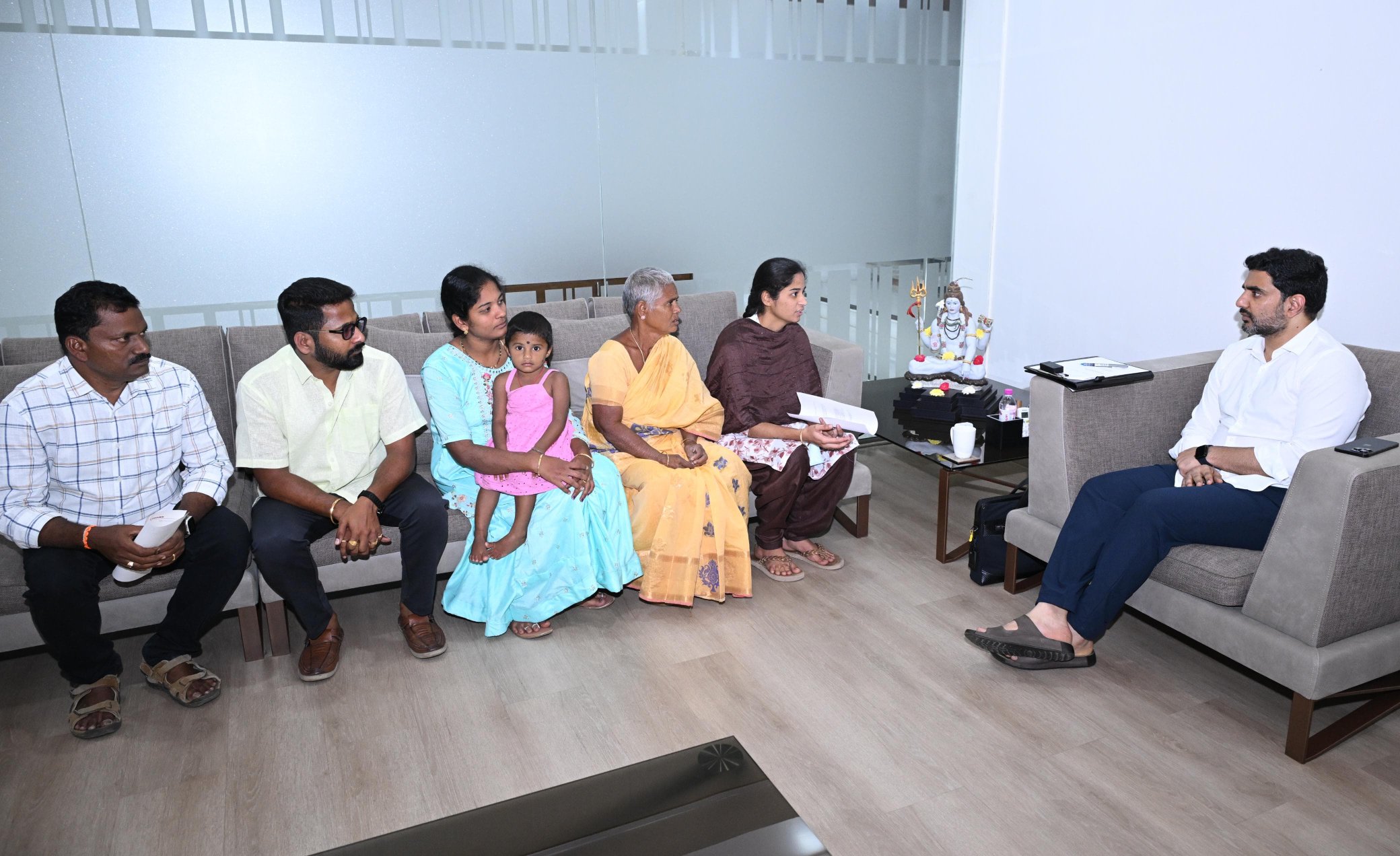 కుటుంబానికి పార్టీ అండగావుంటుంది నారాలోకేష్ కుటుంబానికి పార్టీ అండగావుంటుంది నారాలోకేష్