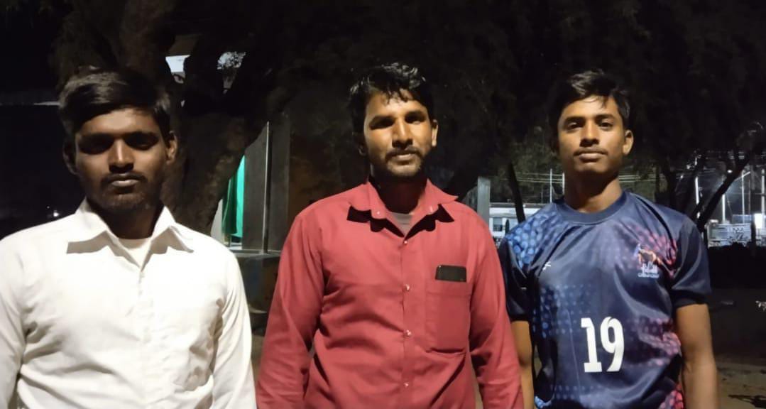 ఇద్దరు పిల్లలను రక్షించిన యువకులు ఇద్దరు పిల్లలను రక్షించిన యువకులు