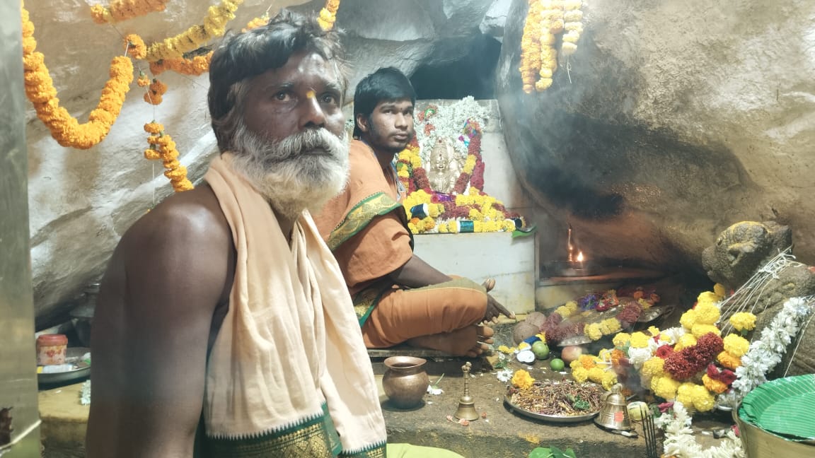 మల్లేశ్వరస్వామి ఆలయంలో విశేష పూజలు మల్లేశ్వరస్వామి ఆలయంలో విశేష పూజలు