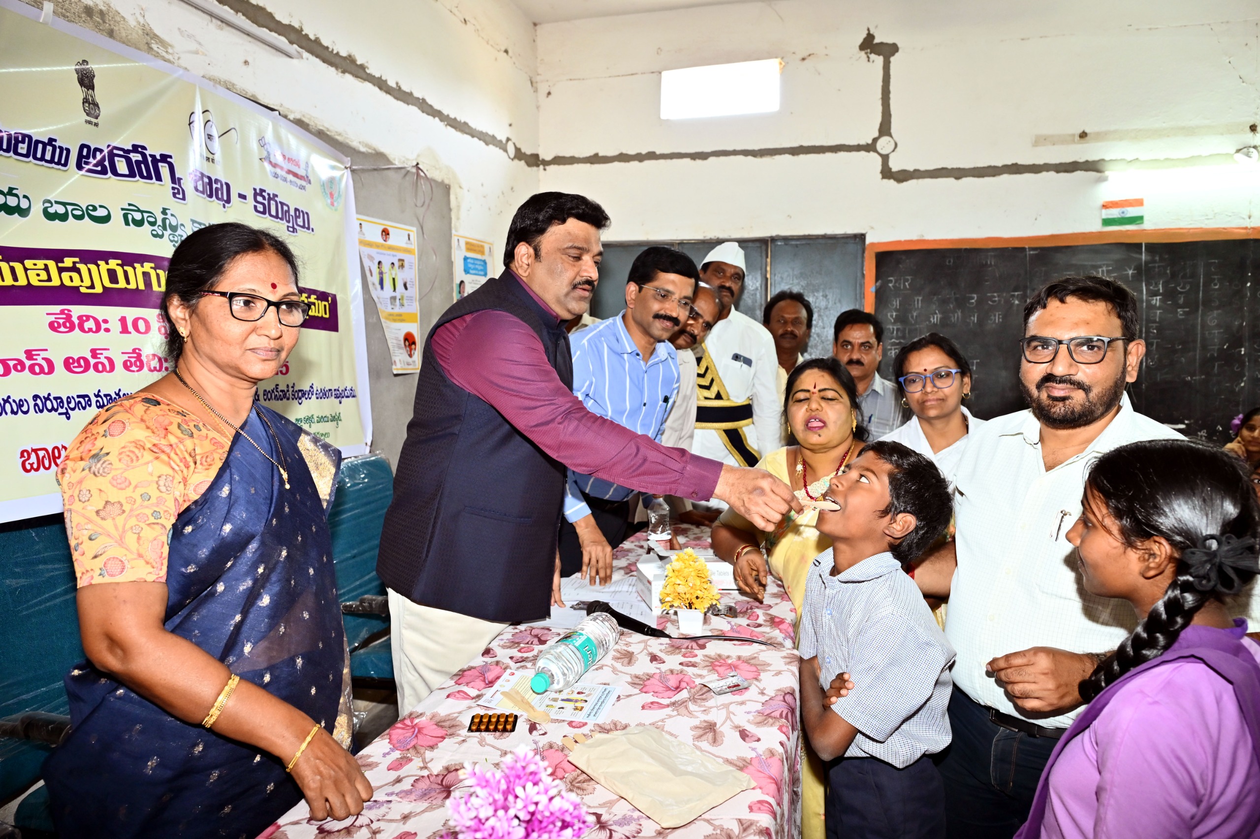 విద్యార్థులందరూ ఆల్బెండజోల్ మాత్రలను వేసుకోవాలి విద్యార్థులందరూ ఆల్బెండజోల్ మాత్రలను వేసుకోవాలి