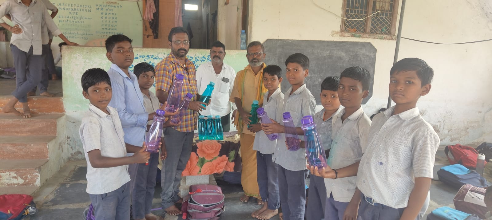 విద్యార్థులకు వాటర్ బాటిల్స్ అందజేసిన… హాస్టల్ సిబ్బంది
