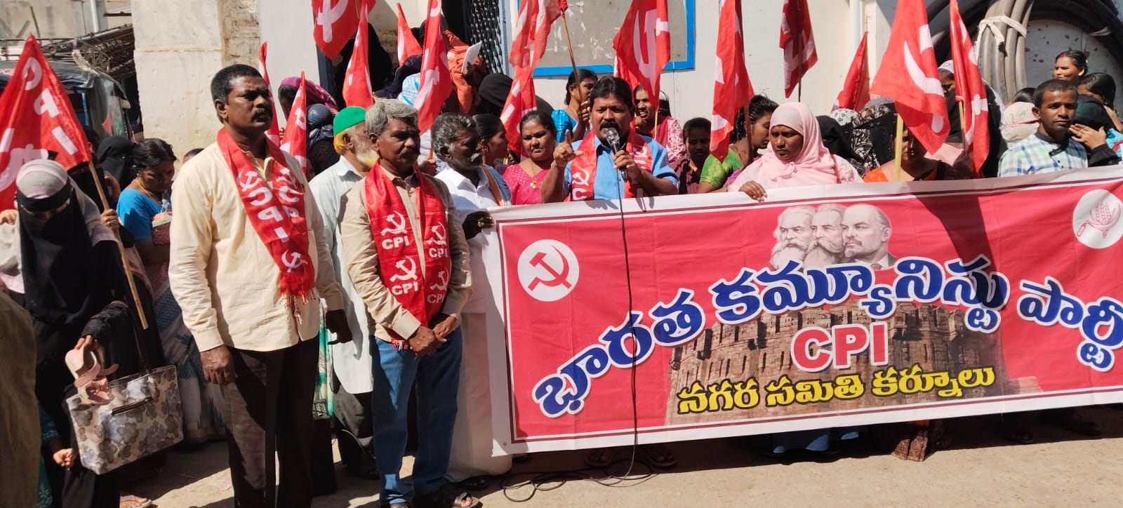 పేదలకు ఎలాంటి షరతులు లేకుండా రెండు సెంట్ల స్థలం ఇవ్వాలి పేదలకు ఎలాంటి షరతులు లేకుండా రెండు సెంట్ల స్థలం ఇవ్వాలి