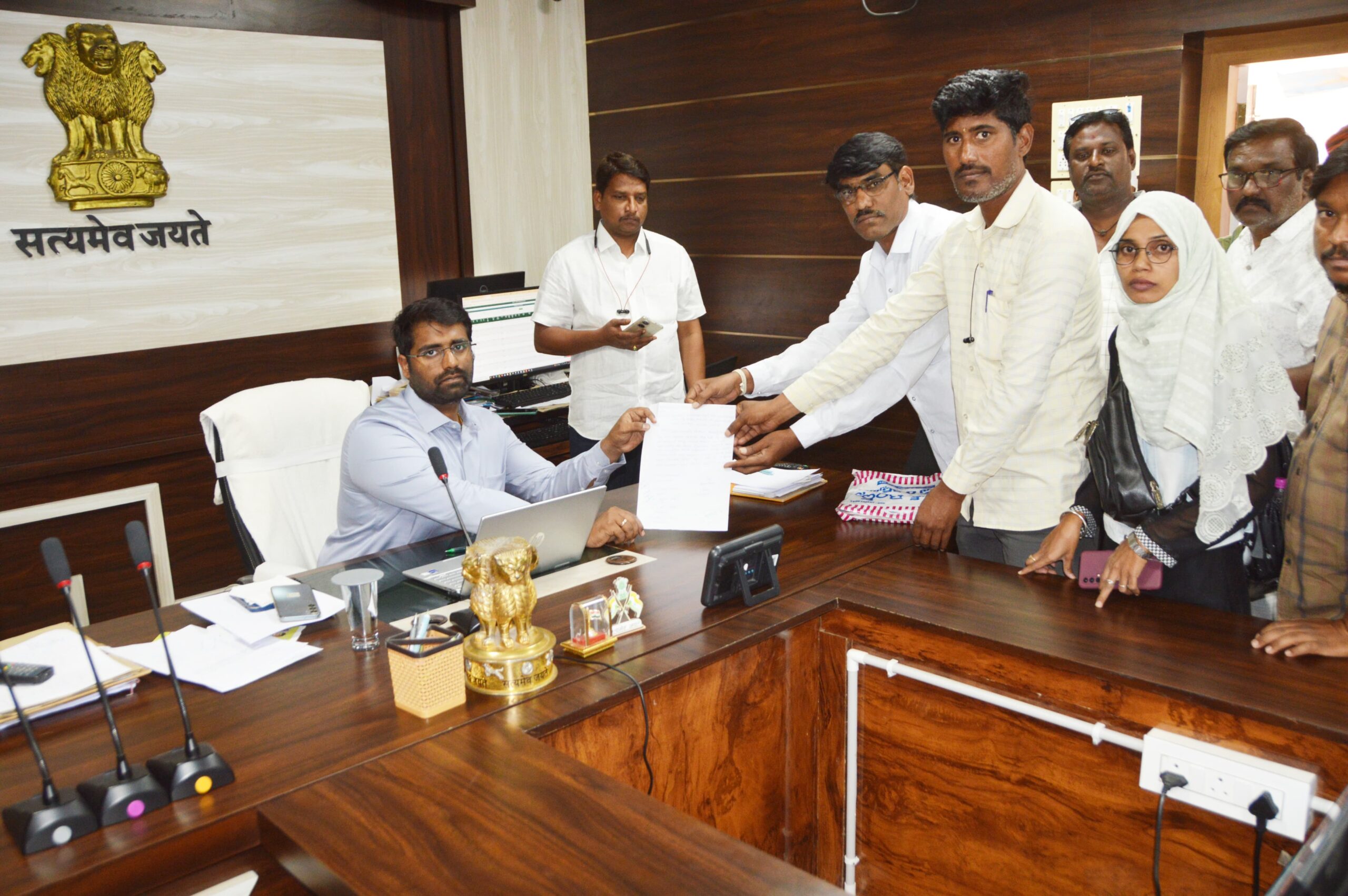 ప్రజా సమస్యలను వేగవంతంగా పరిష్కరించండి ప్రజా సమస్యలను వేగవంతంగా పరిష్కరించండి