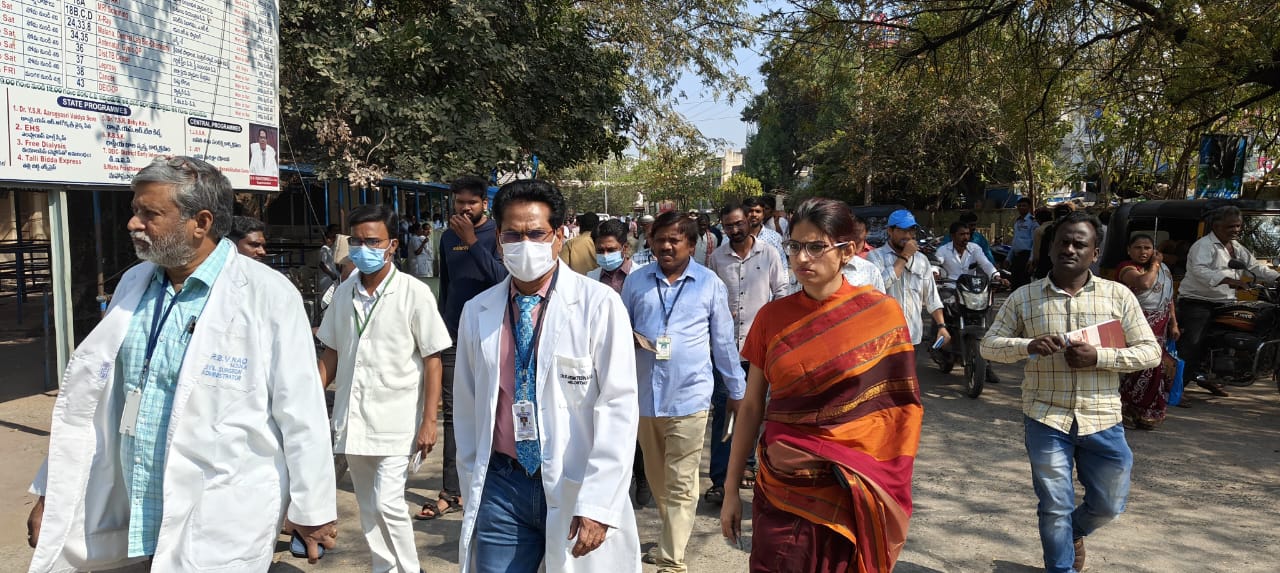 కర్నూలు ప్రభుత్వ సర్వజన వైద్యశాల లో పరిసరాలను   పరిశుభ్రత పాటిoచాలి 