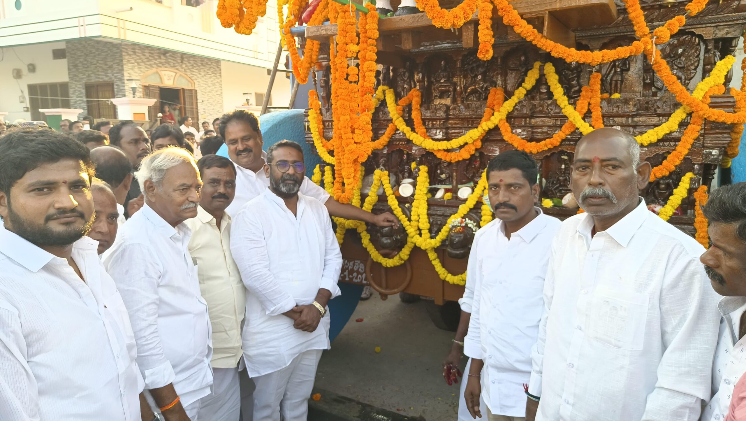 భద్రకాళి వీరభద్ర స్వామి రథోత్సవంలో పాల్గొన్న ఎమ్మెల్యే కే ఈ శ్యాం కుమార్ భద్రకాళి వీరభద్ర స్వామి రథోత్సవంలో పాల్గొన్న ఎమ్మెల్యే కే ఈ శ్యాం కుమార్