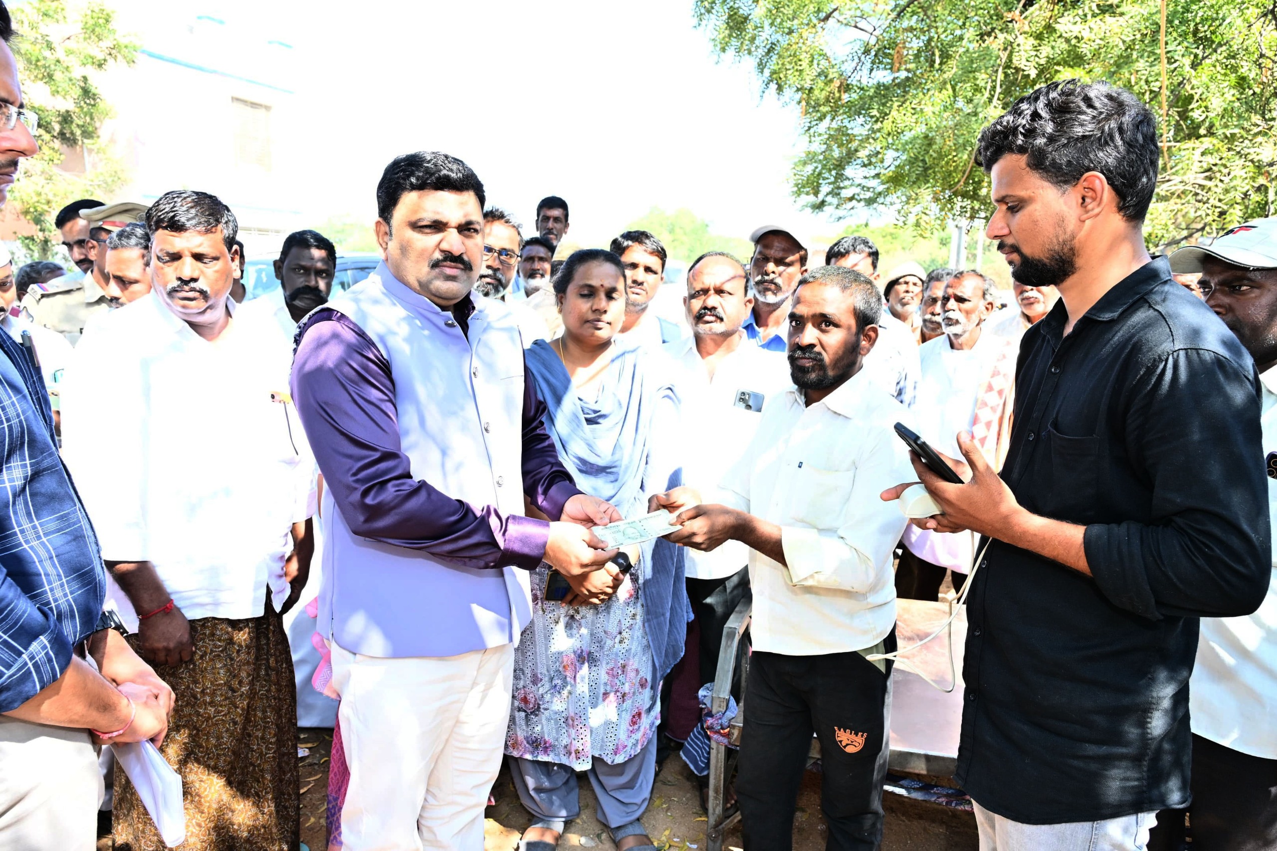 జిల్లాలోని 2,39,332 పింఛనుదార్లకు రూ.102.89 కోట్ల రూపాయల పంపిణీ జిల్లాలోని 2,39,332 పింఛనుదార్లకు రూ.102.89 కోట్ల రూపాయల పంపిణీ