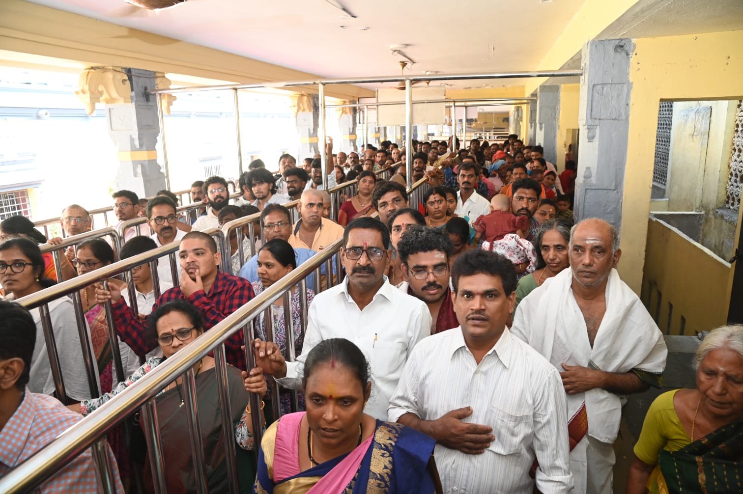 అమ్మవారి, స్వామి వారి దర్శనార్థం విశేషముగా విచ్చేసిన భక్తులు.. అమ్మవారి, స్వామి వారి దర్శనార్థం విశేషముగా విచ్చేసిన భక్తులు..