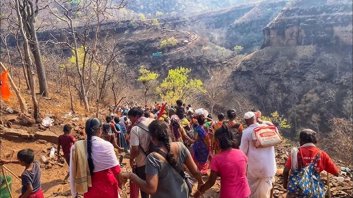 శివనాస్మరణతో మార్మోగుతున్న శ్రీశైల క్షేత్రం.. భారీగా తరలివచ్చిన భక్తజనం.. శివనాస్మరణతో మార్మోగుతున్న శ్రీశైల క్షేత్రం.. భారీగా తరలివచ్చిన భక్తజనం..