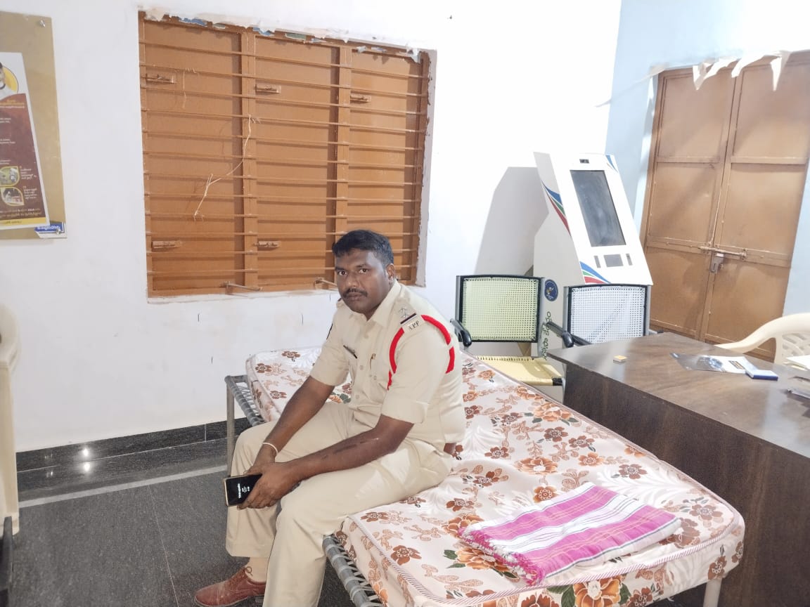 పల్లెనిద్ర కార్యక్రమంలో ఎస్పీ అదిరాజ్ సింగ్ రాణా పల్లెనిద్ర కార్యక్రమంలో ఎస్పీ అదిరాజ్ సింగ్ రాణా