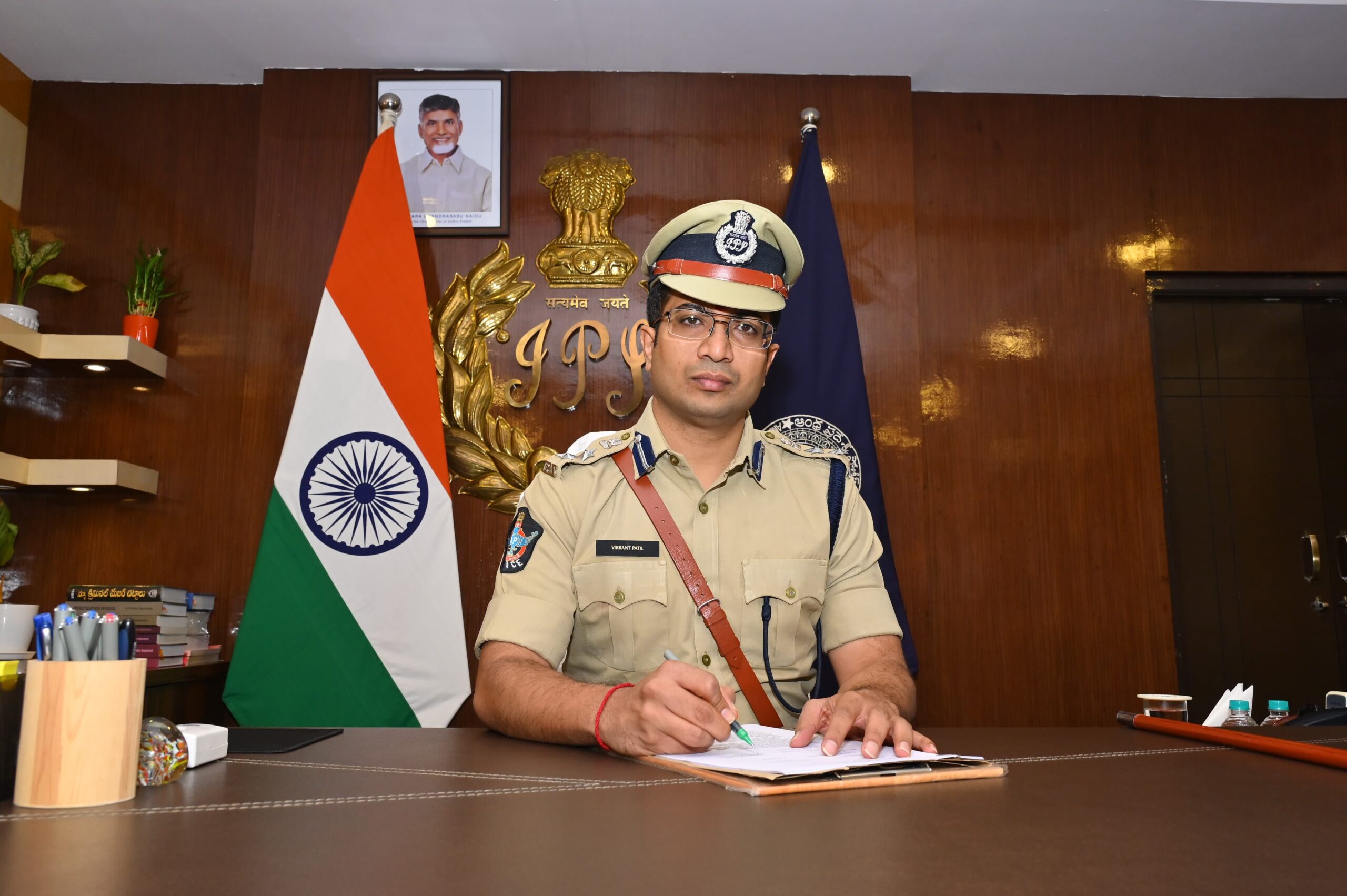 కర్నూలు జిల్లా నూతన ఎస్పీగా బాధ్యతలు స్వీకరించిన విక్రాంత్ పాటిల్ కర్నూలు జిల్లా నూతన ఎస్పీగా బాధ్యతలు స్వీకరించిన విక్రాంత్ పాటిల్