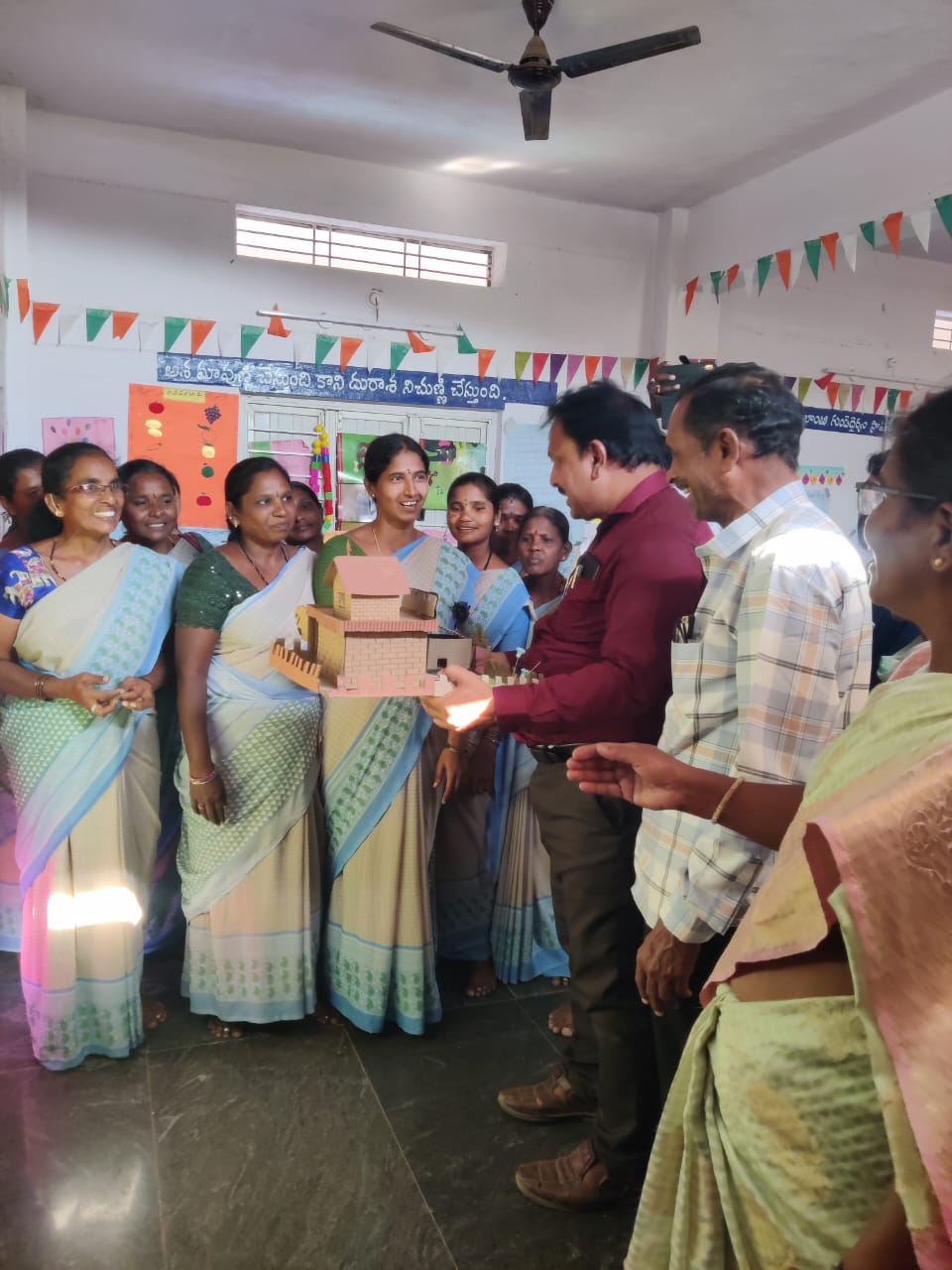 చిన్నారులను బావి పౌరులుగా తీర్చిదిద్దాలి చిన్నారులను బావి పౌరులుగా తీర్చిదిద్దాలి