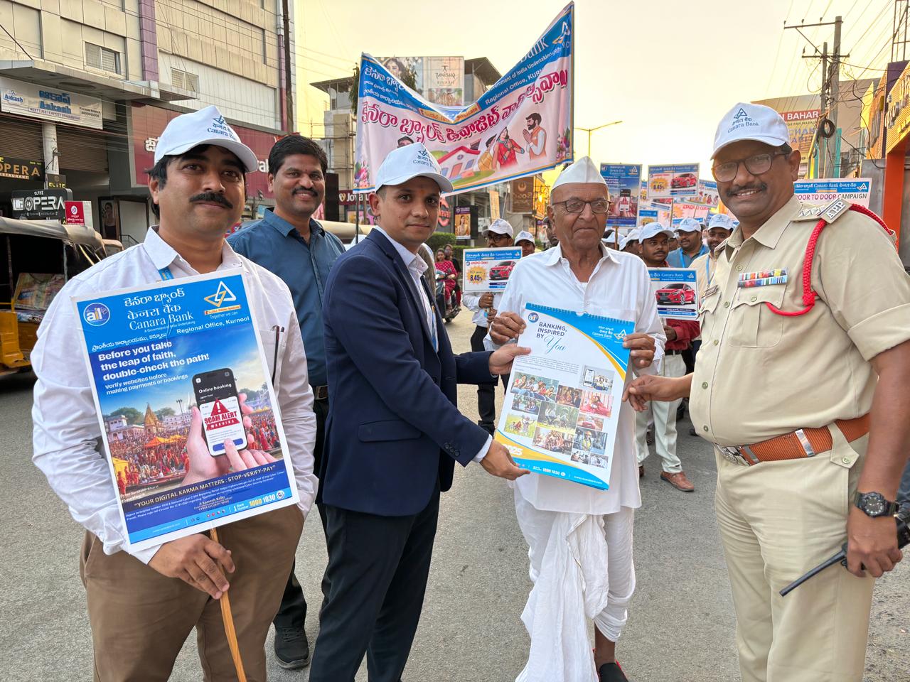 సైబర్ మోసాల పై ప్రజలు అప్రమత్తంగా ఉండాలి : ట్రాఫిక్ CI హెచ్చరిక సైబర్ మోసాల పై ప్రజలు అప్రమత్తంగా ఉండాలి : ట్రాఫిక్ CI హెచ్చరిక