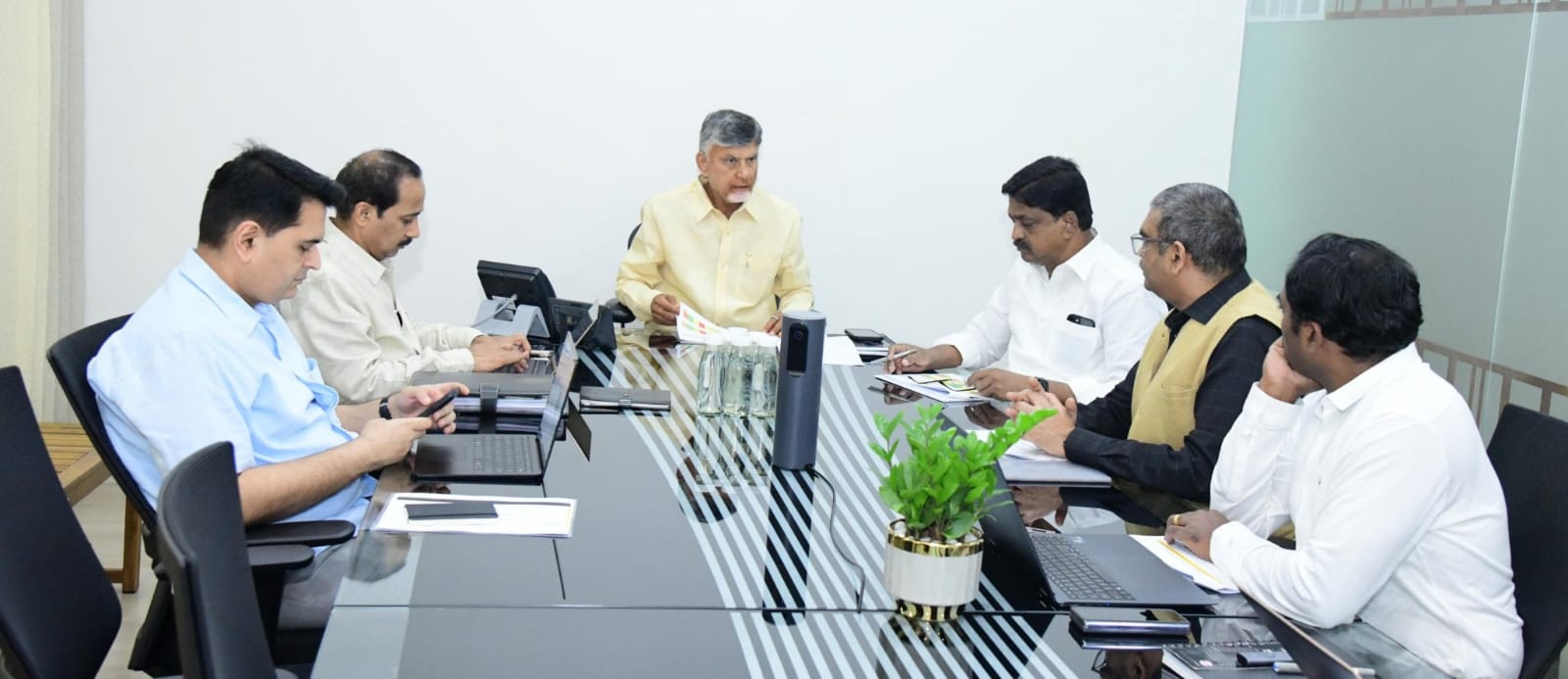 రాష్ట్ర బడ్జెట్ ప్రాధాన్యతలపై చంద్రబాబు సమీక్ష రాష్ట్ర బడ్జెట్ ప్రాధాన్యతలపై చంద్రబాబు సమీక్ష
