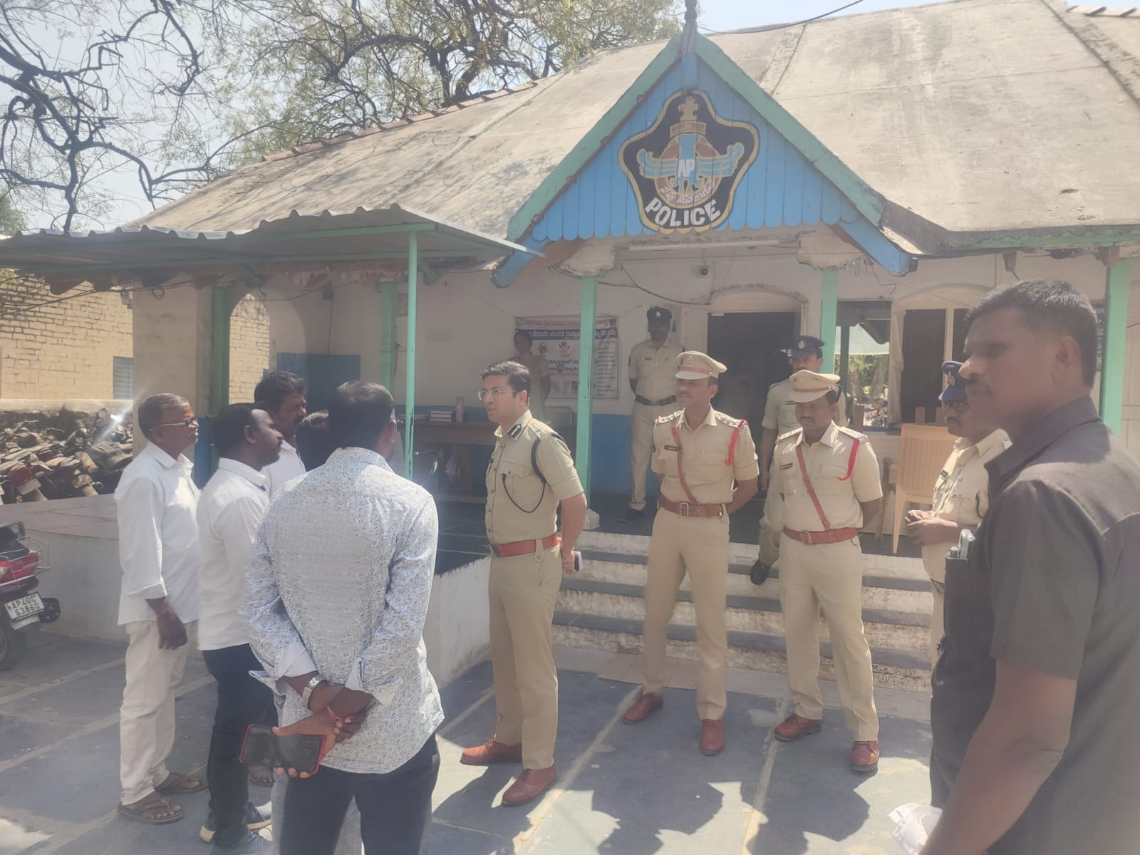 ఆస్పరి పోలీసు స్టేషన్ ను ఆకస్మిక తనిఖీ ఆస్పరి పోలీసు స్టేషన్ ను ఆకస్మిక తనిఖీ