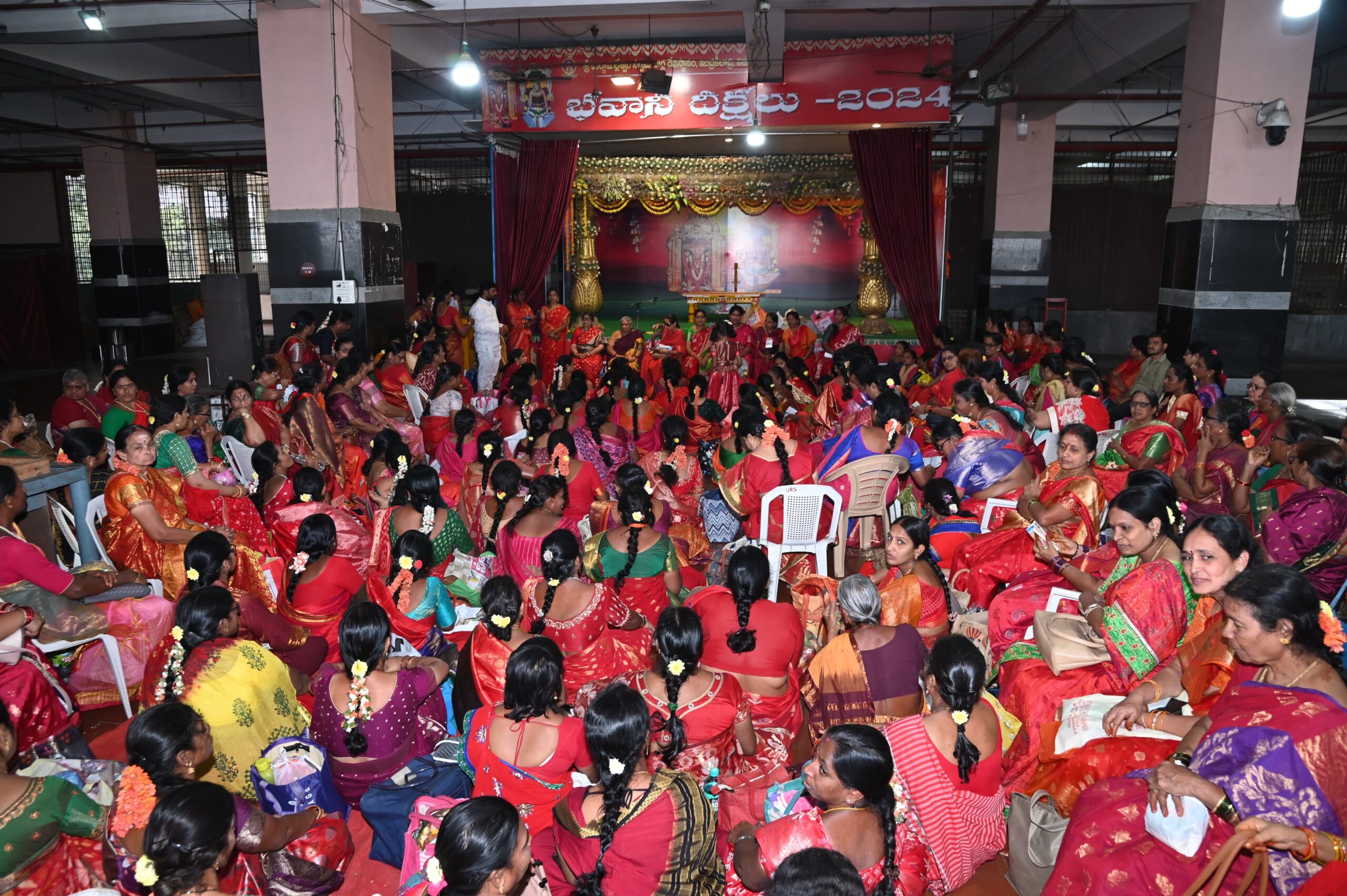ఇంద్రకీలాద్రి పై 350 పైగా భక్తులచే సామూహిక అమ్మవారి స్తోత్ర పారాయణలు ఇంద్రకీలాద్రి పై 350 పైగా భక్తులచే సామూహిక అమ్మవారి స్తోత్ర పారాయణలు