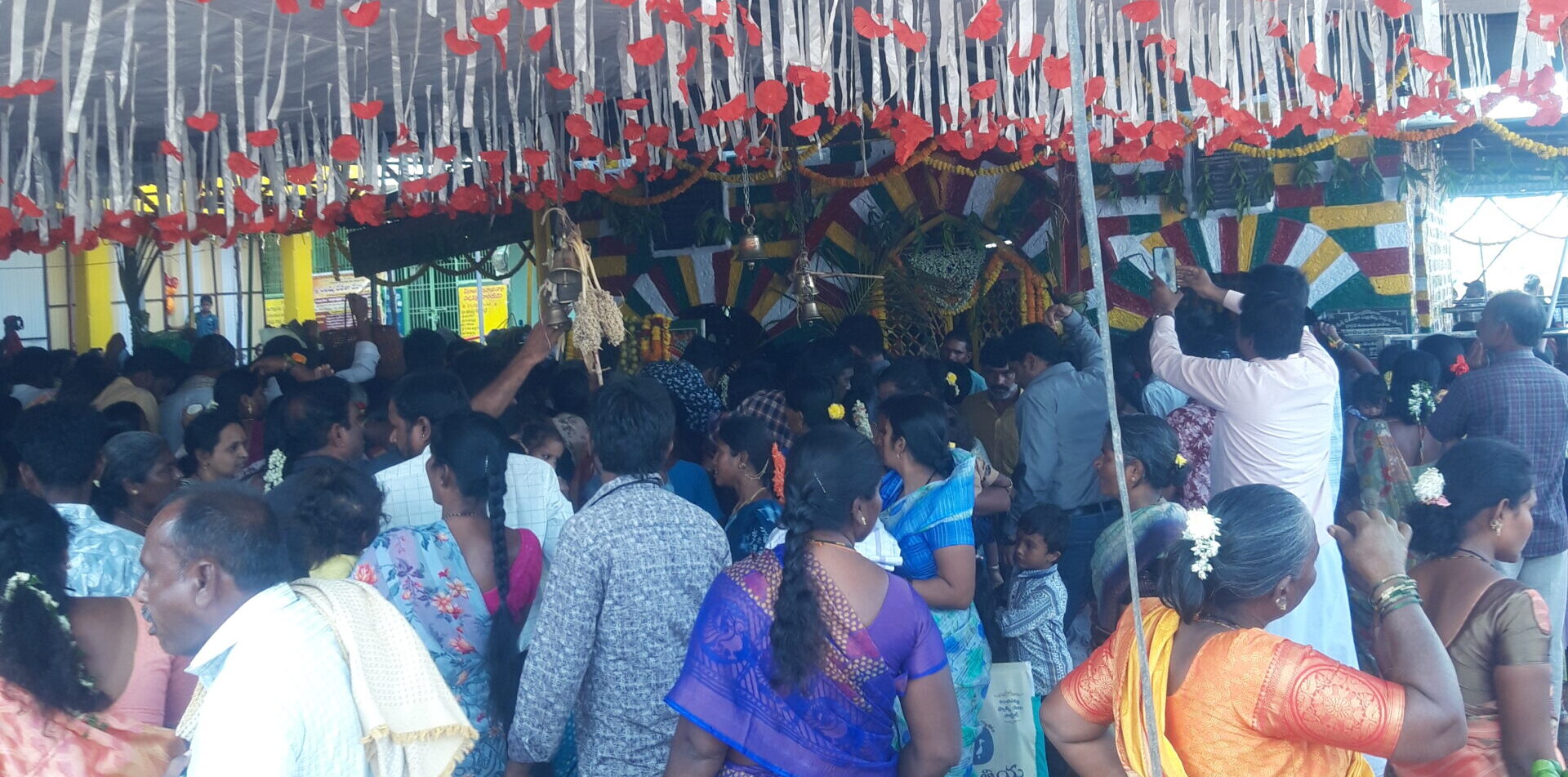 దర్శనానికి పోటెత్తిన భక్తులు దర్శనానికి పోటెత్తిన భక్తులు