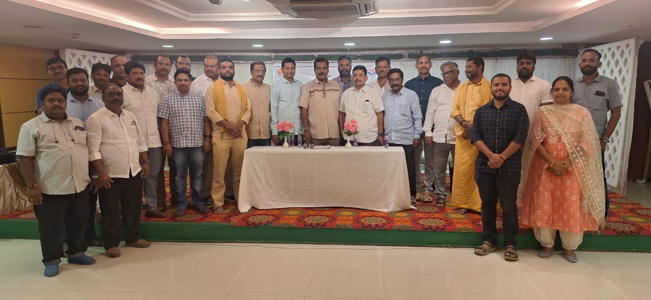 గ్యాస్ డీలర్స్ అసోసియేషన్ జిల్లా అధ్యక్షునిగా రమేష్ గౌడ్ ఎన్నిక గ్యాస్ డీలర్స్ అసోసియేషన్ జిల్లా అధ్యక్షునిగా రమేష్ గౌడ్ ఎన్నిక