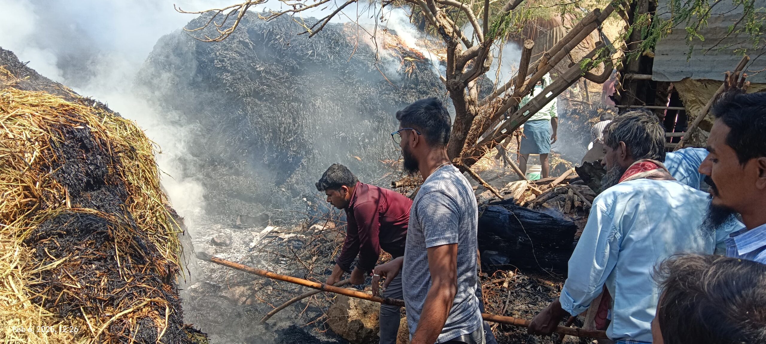 మండలంలో ప్రమాదవశాత్తు ఆరు గడ్డివాములు దగ్ధం…. మండలంలో ప్రమాదవశాత్తు ఆరు గడ్డివాములు దగ్ధం….