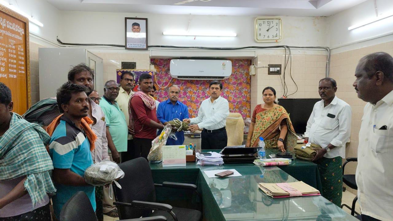 వ్యవసాయ మార్కెట్ యార్డ్ కార్మికులకు పీఎఫ్. ఈఎస్ఐ సౌకర్యం కల్పించాలి వ్యవసాయ మార్కెట్ యార్డ్ కార్మికులకు పీఎఫ్. ఈఎస్ఐ సౌకర్యం కల్పించాలి