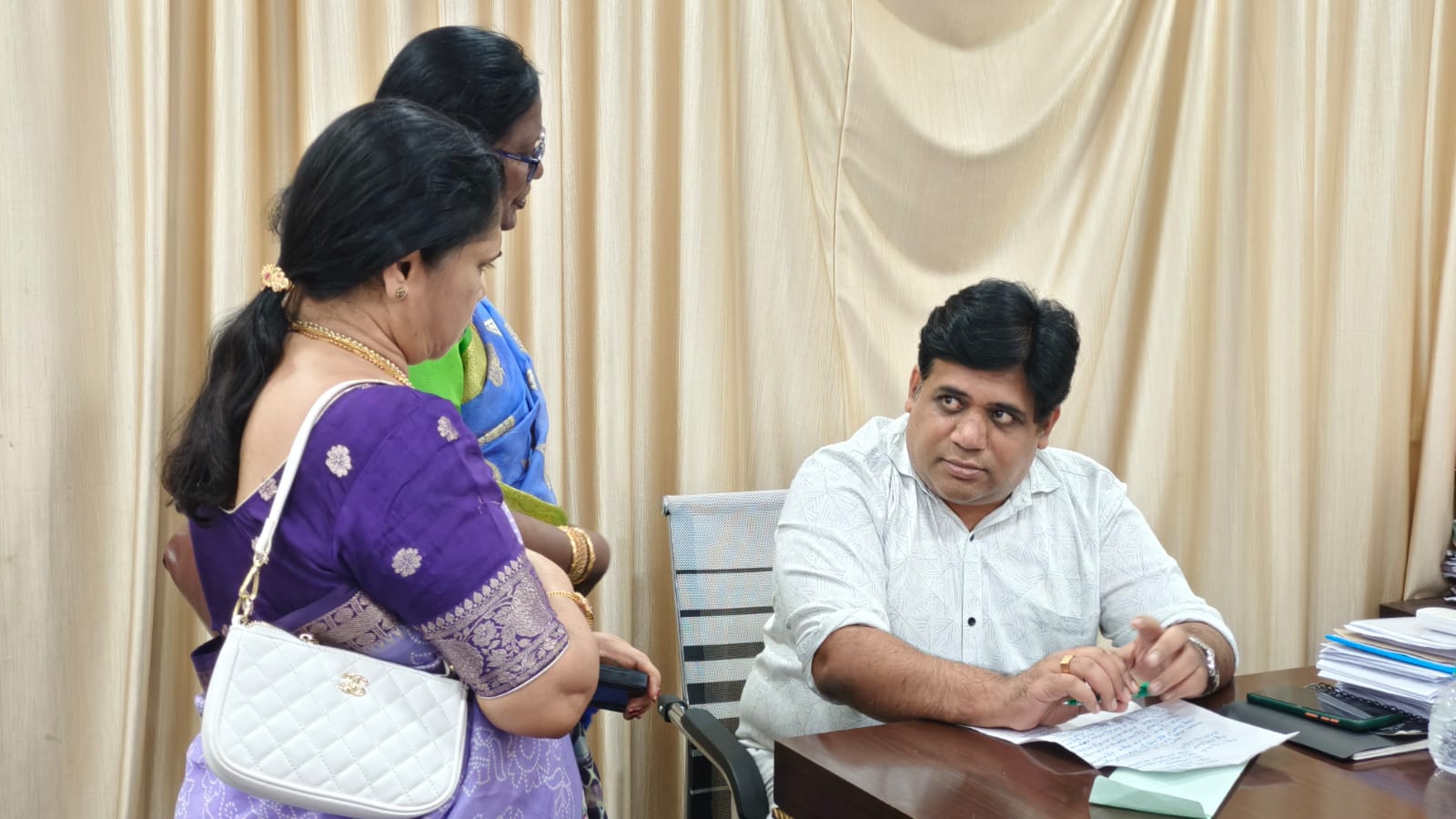 వినతులను స్వీకరించిన కమిషనర్ వినతులను స్వీకరించిన కమిషనర్