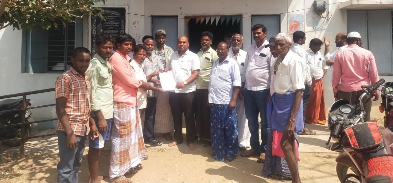 నిరుపేదలకు ఉపాధి పనులను కల్పించి,వలసలను అరికట్టాలి నిరుపేదలకు ఉపాధి పనులను కల్పించి,వలసలను అరికట్టాలి