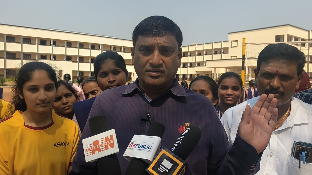 సీనియర్స్ టెన్నికాయిట్ క్రీడలో రాణించాలి క్రీడా దాత జి శ్రీధర్ రెడ్డి ప్రముఖ న్యాయవాది సీనియర్స్ టెన్నికాయిట్ క్రీడలో రాణించాలి క్రీడా దాత జి శ్రీధర్ రెడ్డి ప్రముఖ న్యాయవాది