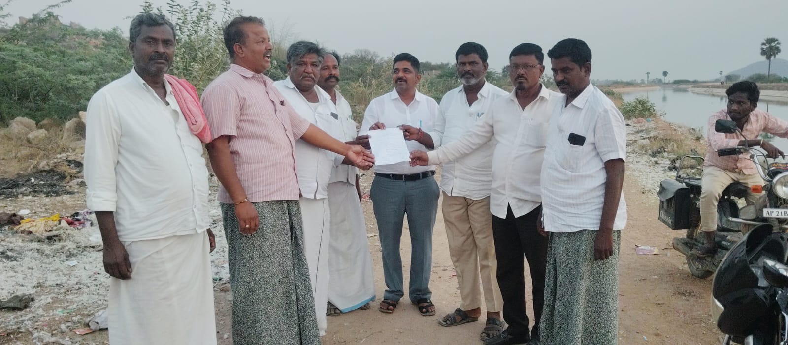 ఎల్ ఎల్ సి దిగువ కాలువ పై చెత్తను తొలగించండి