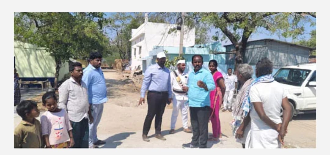 సీసీ రోడ్డును పరిశీలించిన ఆదోని సబ్ కలెక్టర్ మౌర్య భరద్వాజ్ సీసీ రోడ్డును పరిశీలించిన ఆదోని సబ్ కలెక్టర్ మౌర్య భరద్వాజ్