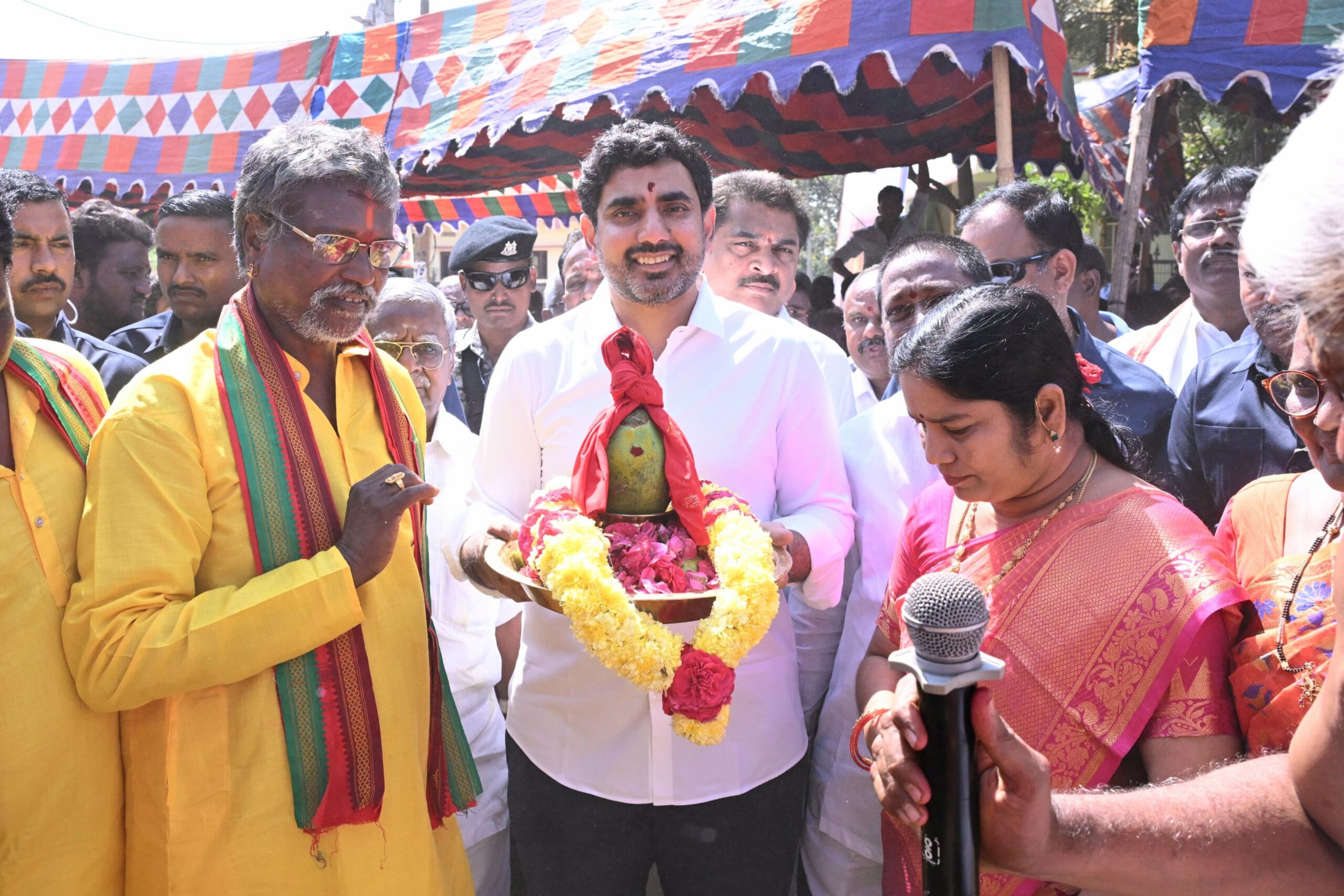 విగ్రహ ప్రతిష్ట మహోత్సవంలో పాల్గొన్న నారాలోకేష్ విగ్రహ ప్రతిష్ట మహోత్సవంలో పాల్గొన్న నారాలోకేష్
