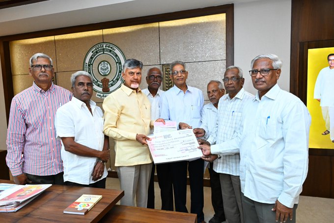 అన్నక్యాంటీన్‌కు విరాళం అందించిన రిటైర్డ్ ఉద్యోగులు