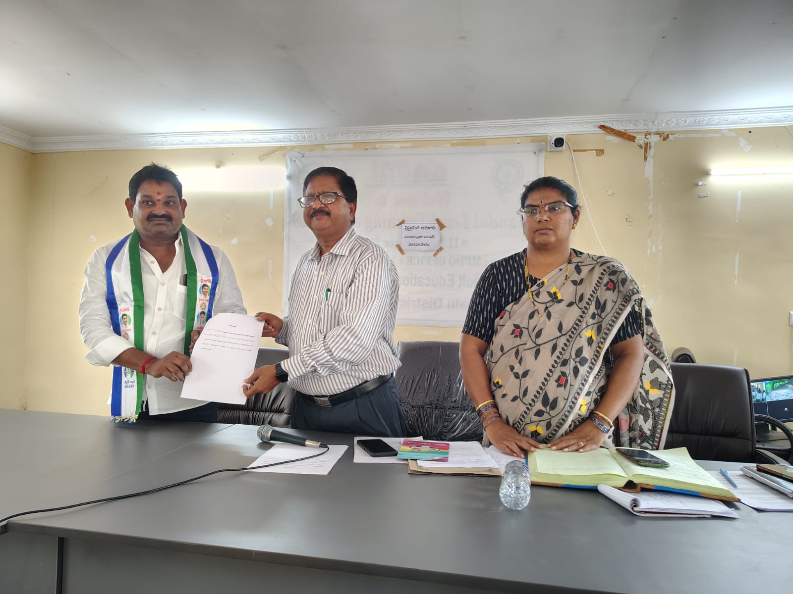 ఎంపీపీ ఎన్నికల్లో గెలుపొందిన రుత్తల సర్వేశ్వరరావు ఎంపీపీ ఎన్నికల్లో గెలుపొందిన రుత్తల సర్వేశ్వరరావు