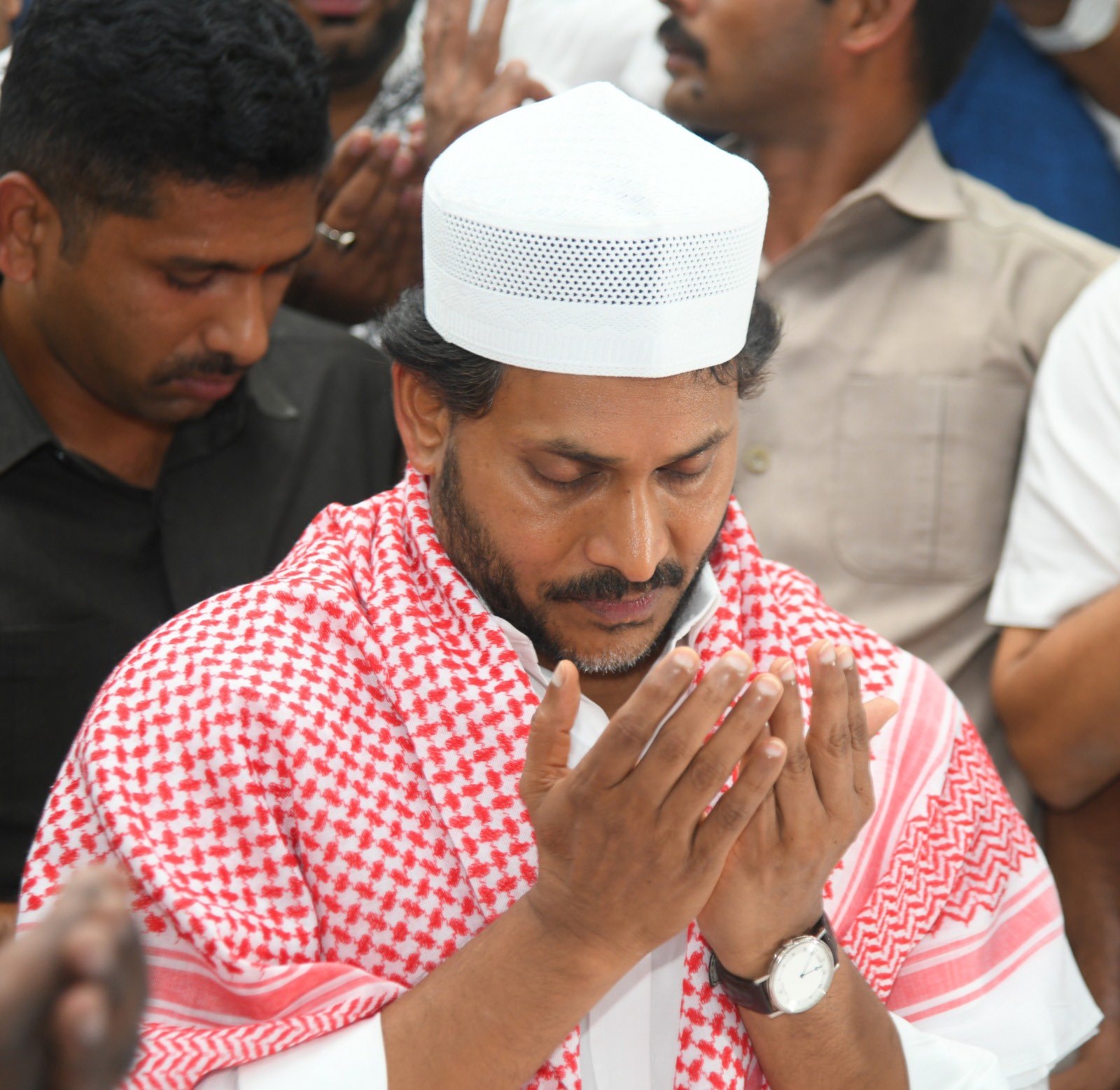 నమాజ్ ప్రార్థనల్లో పాల్గొన్న వైఎస్ జగన్ నమాజ్ ప్రార్థనల్లో పాల్గొన్న వైఎస్ జగన్