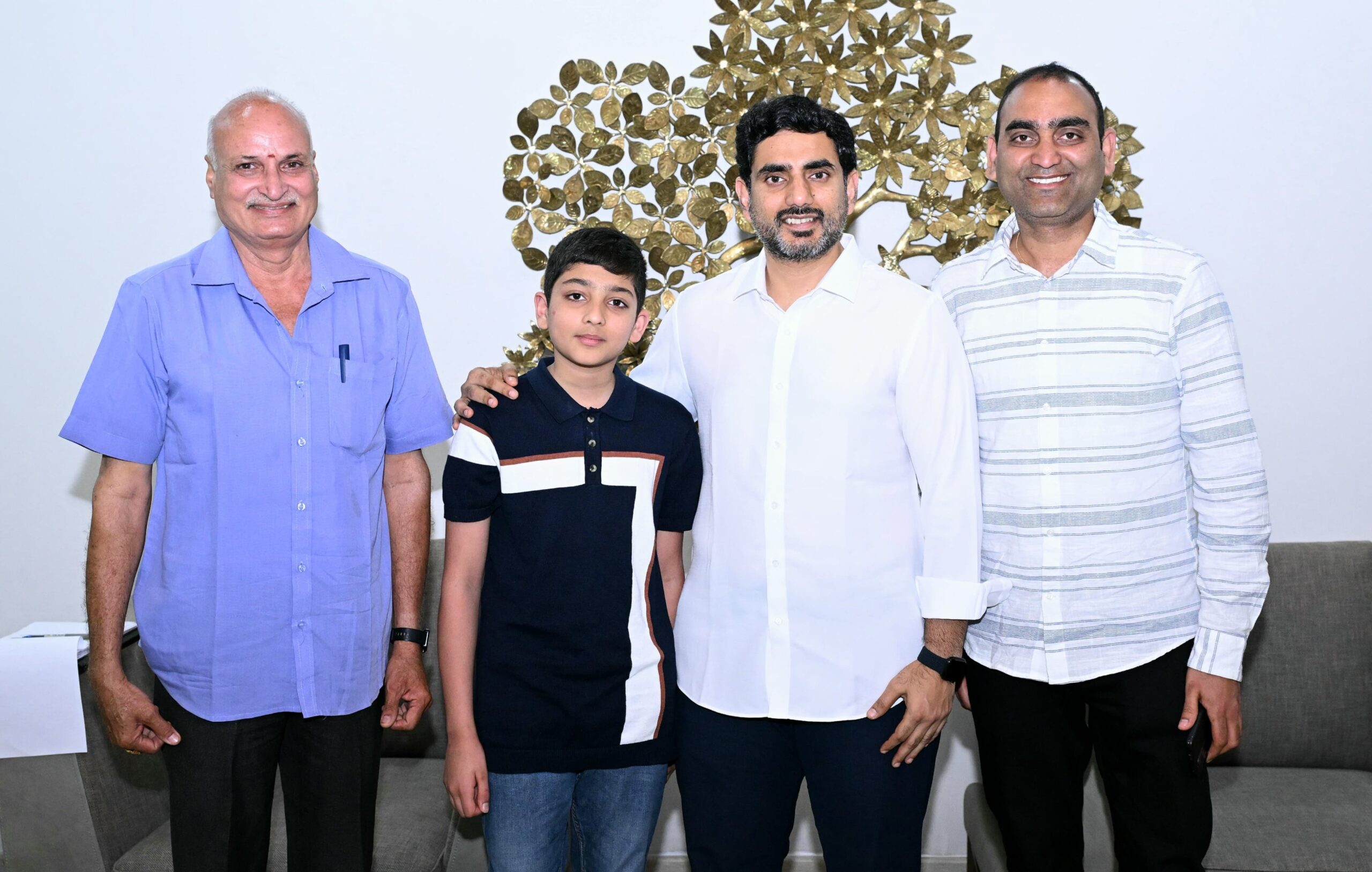 అఖిల్ ని అభినందించిన మంత్రి నారాలోకేష్ అఖిల్ ని అభినందించిన మంత్రి నారాలోకేష్