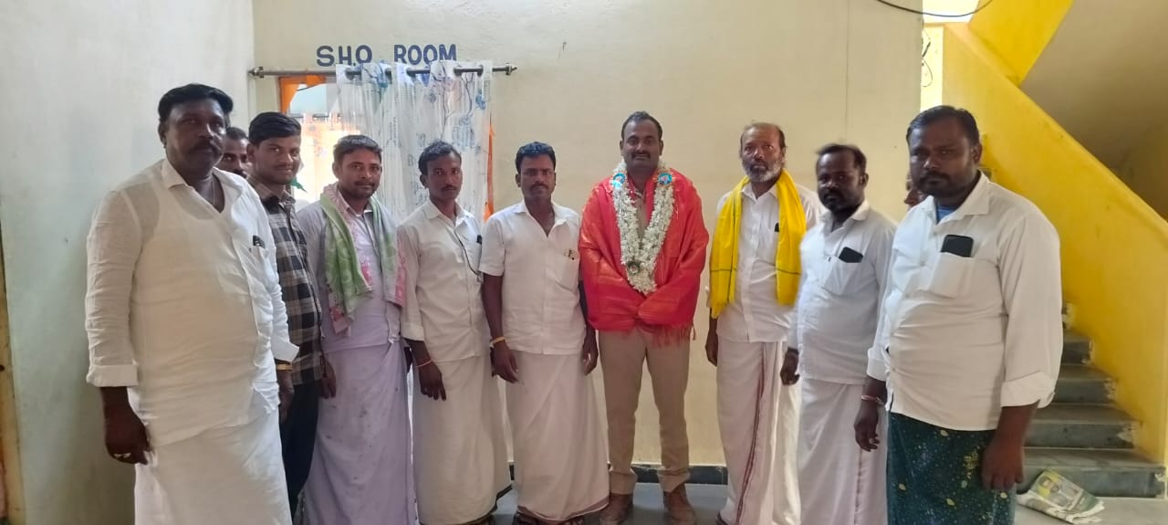 నూతన ఎస్ఐ దిలీప్ కుమార్ ను మర్యాదపూర్వకంగా కలిసిన గెజ్జెహళ్లి టిడిపి నాయకులు. నూతన ఎస్ఐ దిలీప్ కుమార్ ను మర్యాదపూర్వకంగా కలిసిన గెజ్జెహళ్లి టిడిపి నాయకులు.
