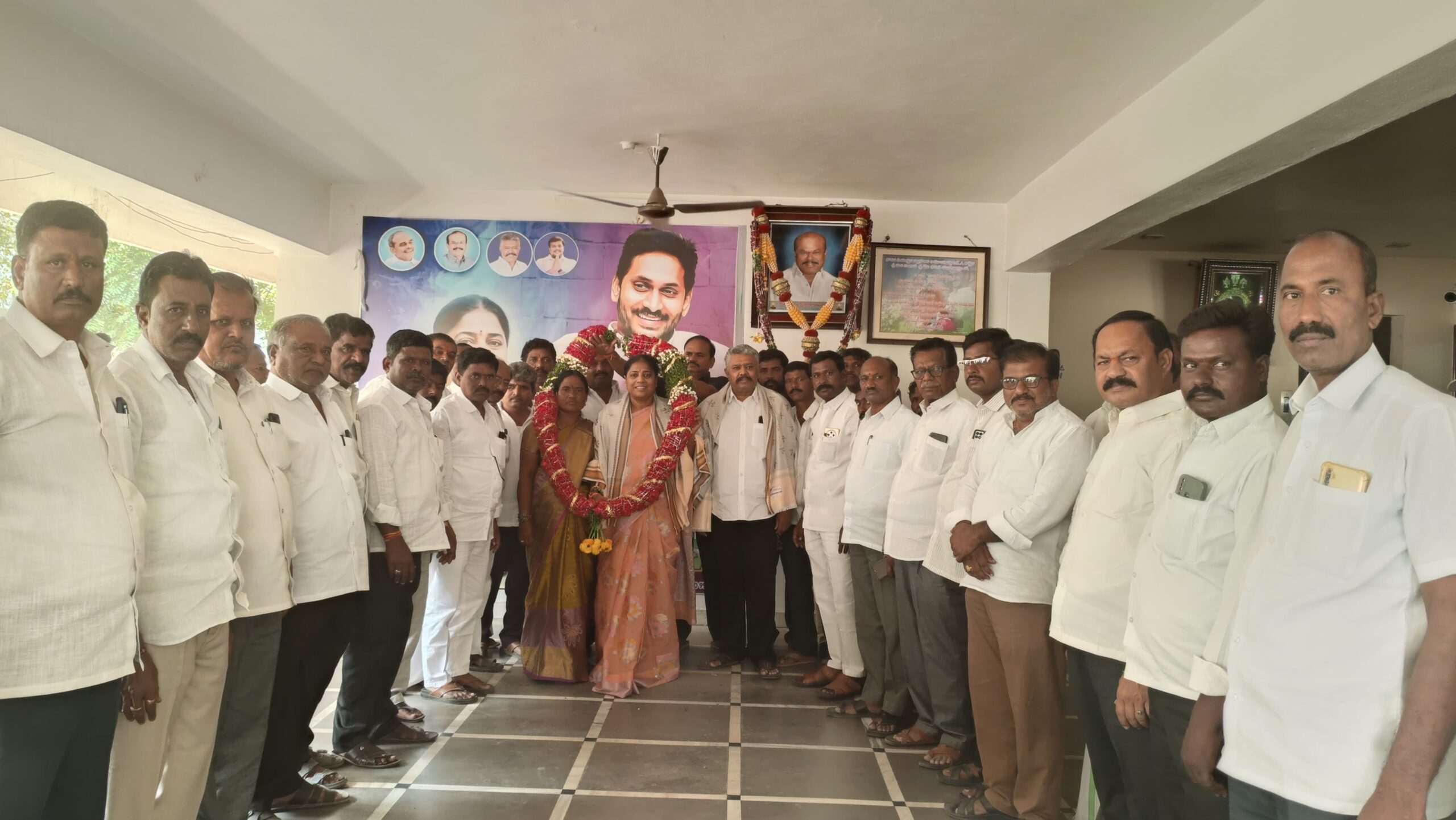 మాజీ ఎమ్మెల్యే శ్రీదేవిను మర్యాదపూర్వకంగా కలిసిన ఎంపీపీ రామాంజినమ్మ