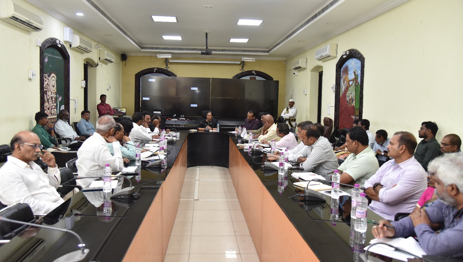 వివిధ పార్టీ నేతలతో సమావేశమైన కలెక్టర్ వివిధ పార్టీ నేతలతో సమావేశమైన కలెక్టర్