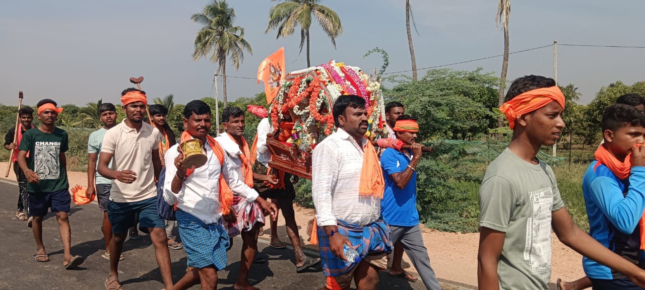 శ్రీశైలంకు పాదయాత్రగా వెళ్ళే భక్తులకు అన్నదాన కార్యక్రమం