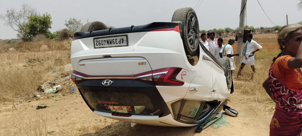 బోల్తా కొట్టిన కారు …తృటిలో తప్పిన ప్రమాదం బోల్తా కొట్టిన కారు …తృటిలో తప్పిన ప్రమాదం