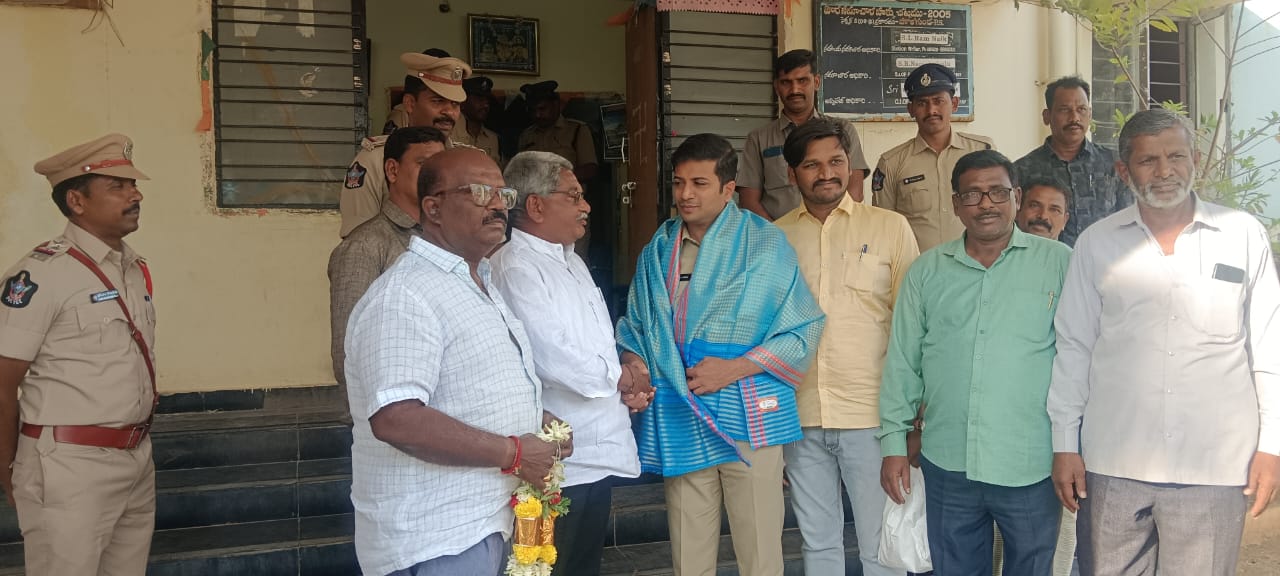 జిల్లా ఎస్పీని కలిసిన ఆలయ ధర్మకర్త రాజా పంపన్న గౌడ