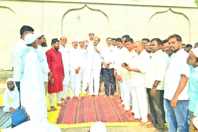 ప్రార్థనలో పాల్గొన్న ఎమ్మెల్యే