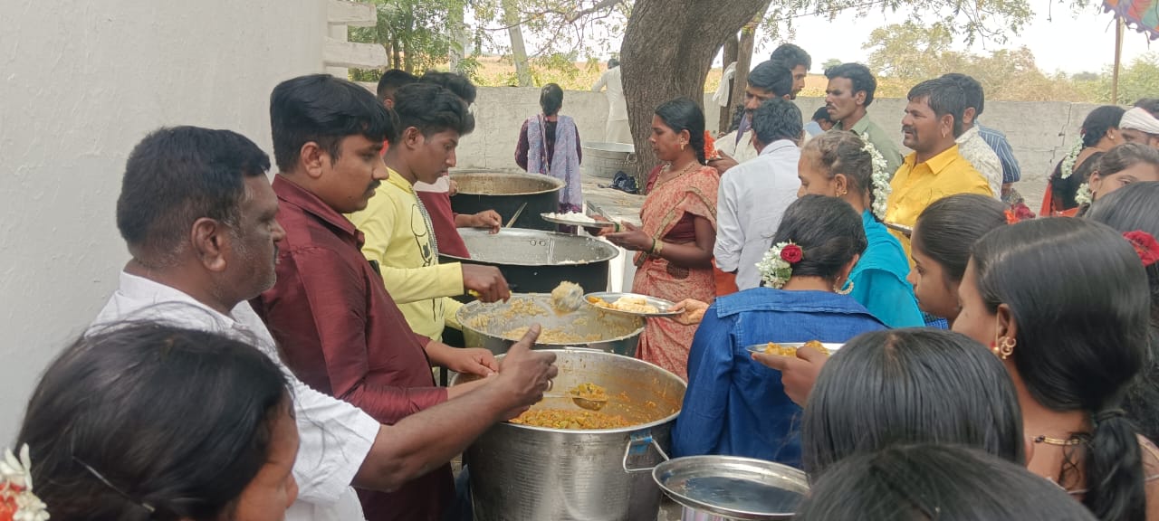శ్రీ శరణు గాదిలింగప్ప తాత రథోత్సవానికి వెళ్లే భక్తులకు అన్నదానం కార్యక్రమం శ్రీ శరణు గాదిలింగప్ప తాత రథోత్సవానికి వెళ్లే భక్తులకు అన్నదానం కార్యక్రమం