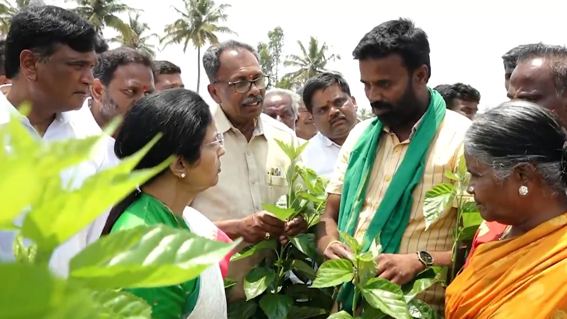 పట్టు రైతులకు ప్రభుత్వం అండగా ఉంటింది: నారా భువనేశ్వరి పట్టు రైతులకు ప్రభుత్వం అండగా ఉంటింది: నారా భువనేశ్వరి