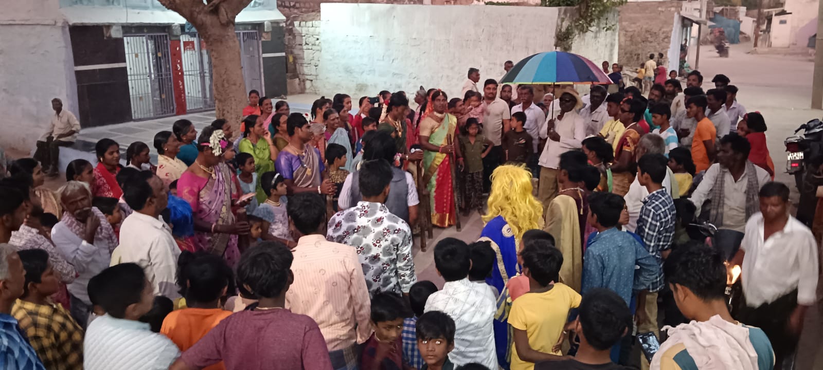 అలరించిన వేషధారణాలు అలరించిన వేషధారణాలు