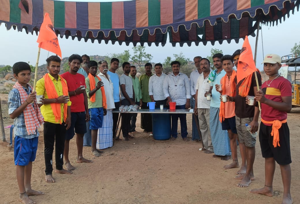 శ్రీశైలంకు వెళ్ళే భక్తులకు మజ్జిగ,అల్పాహారం ఏర్పాటు శ్రీశైలంకు వెళ్ళే భక్తులకు మజ్జిగ,అల్పాహారం ఏర్పాటు