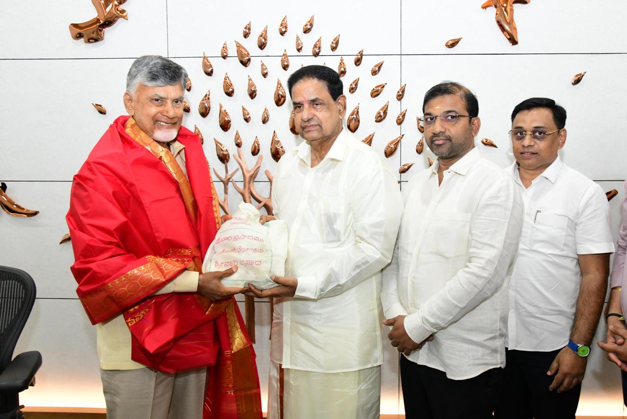 సీఎం కు ఆహ్వాన పత్రికను అందించిన టీడీడీ బోర్డు సభ్యులు సీఎం కు ఆహ్వాన పత్రికను అందించిన టీడీడీ బోర్డు సభ్యులు