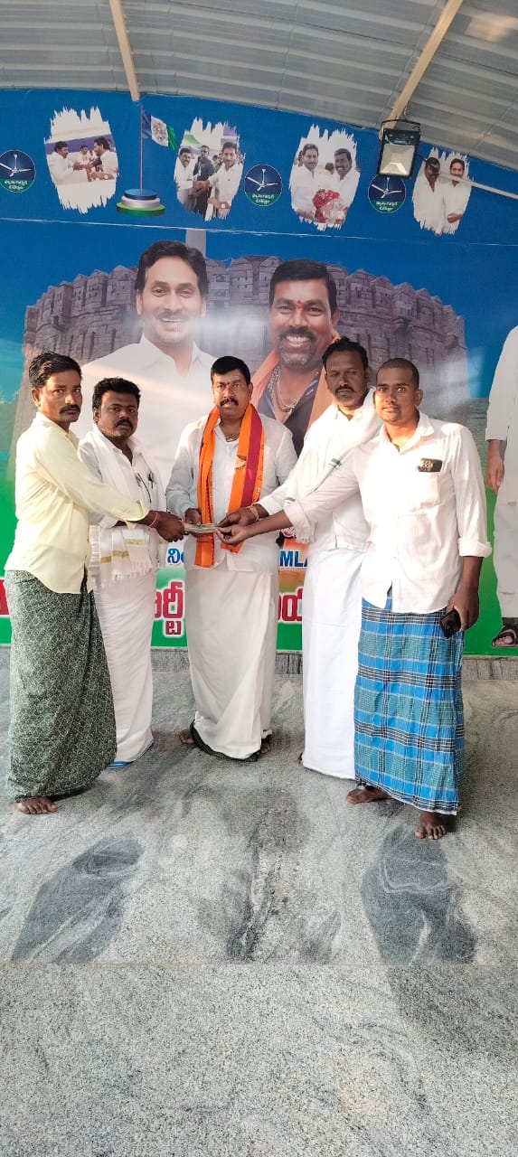 దేవాలయానికి విరాళం అందజేసిన ఎమ్మెల్యే బుసినే విరుపాక్షి దేవాలయానికి విరాళం అందజేసిన ఎమ్మెల్యే బుసినే విరుపాక్షి