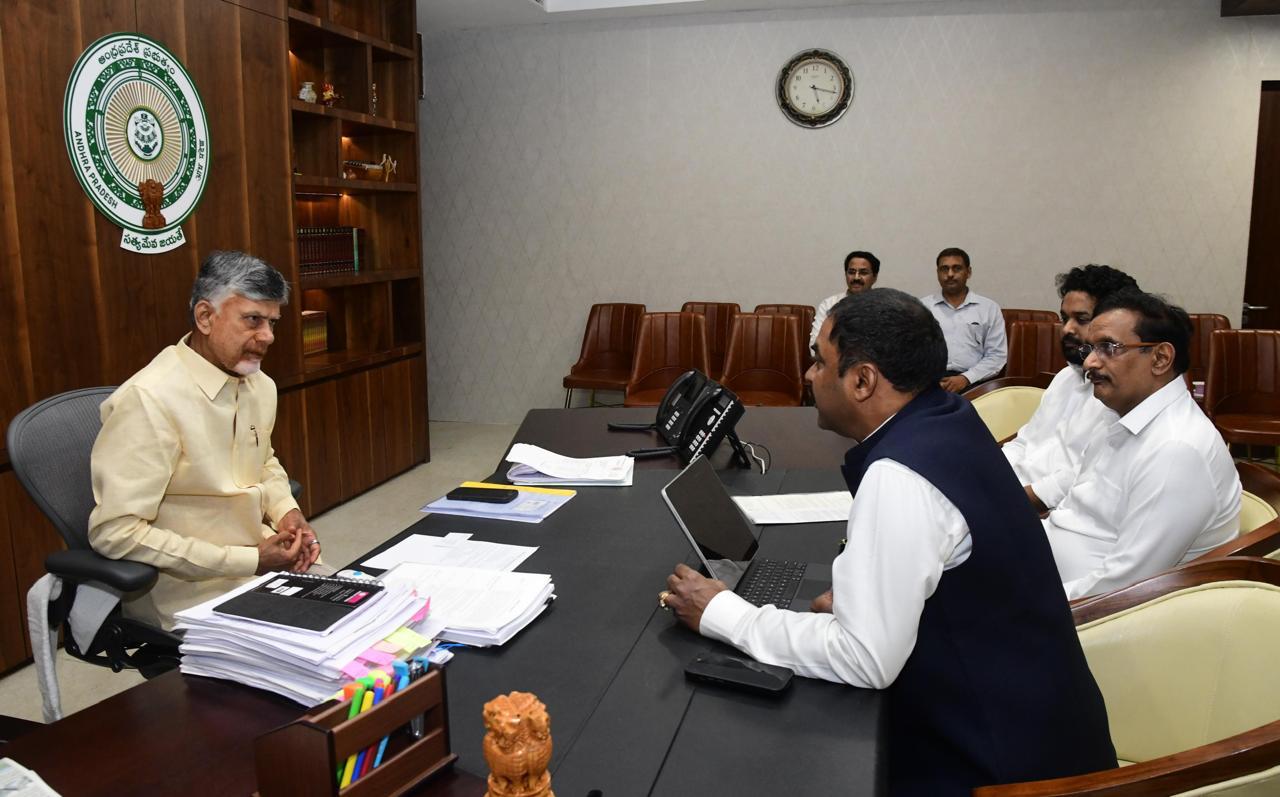 రక్షణ రంగంలో పెట్టుబడులు పెట్టండి: సీఎం రక్షణ రంగంలో పెట్టుబడులు పెట్టండి: సీఎం