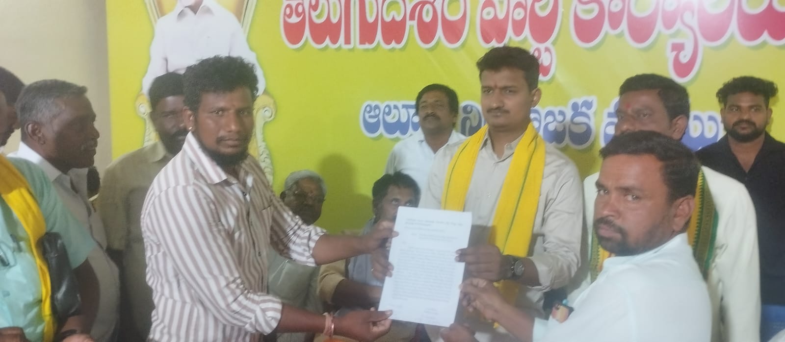 సీసీ రోడ్డు నిర్మాణానికి సహకరించండి సీసీ రోడ్డు నిర్మాణానికి సహకరించండి